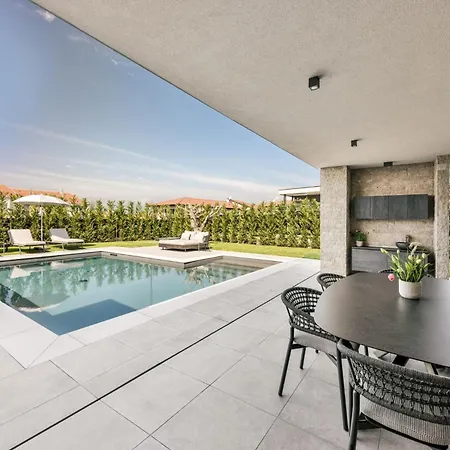 Pool - Classique Λατζίζε