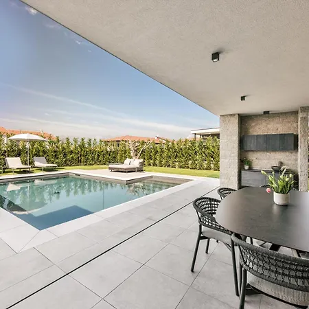 Pool - Classique Βίλα Λατζίζε